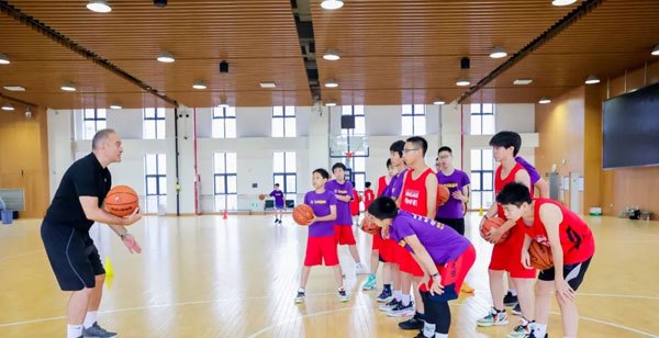 刻苦训练篮球时如何避免受伤的建议_0
